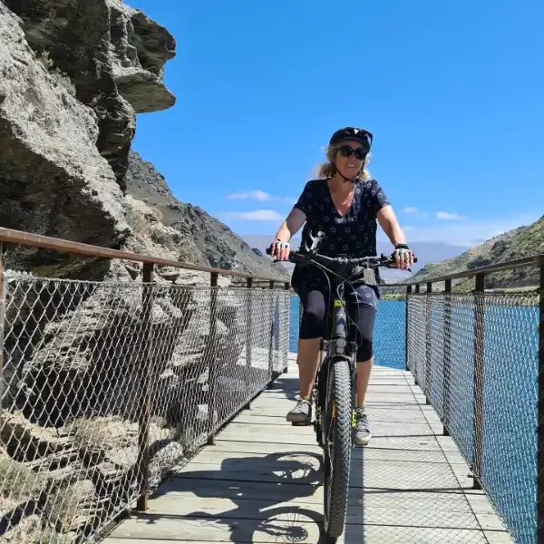 A rider on the Lake Dunstan Trail beside the lake